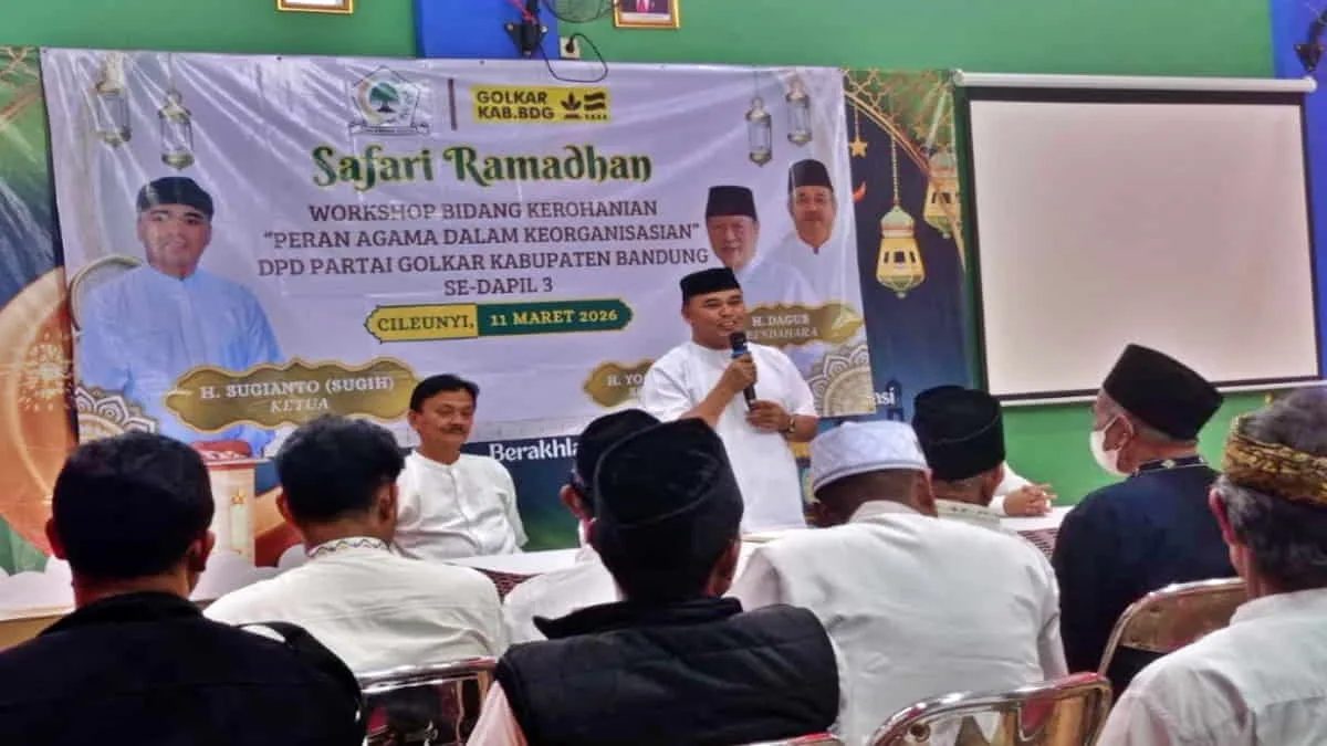 Ketua DPD Partai Golkar Kabupaten Bandung, Jawa Barat, Sugianto saat menggelar Safari Ramadan di Cileunyi, Kabupaten Bandung. DPD Partai Golkar Kabupaten Bandung terus melakukan konsolidasi kepartaian hingga ke akar rumput. Foto: cep/trustjabar