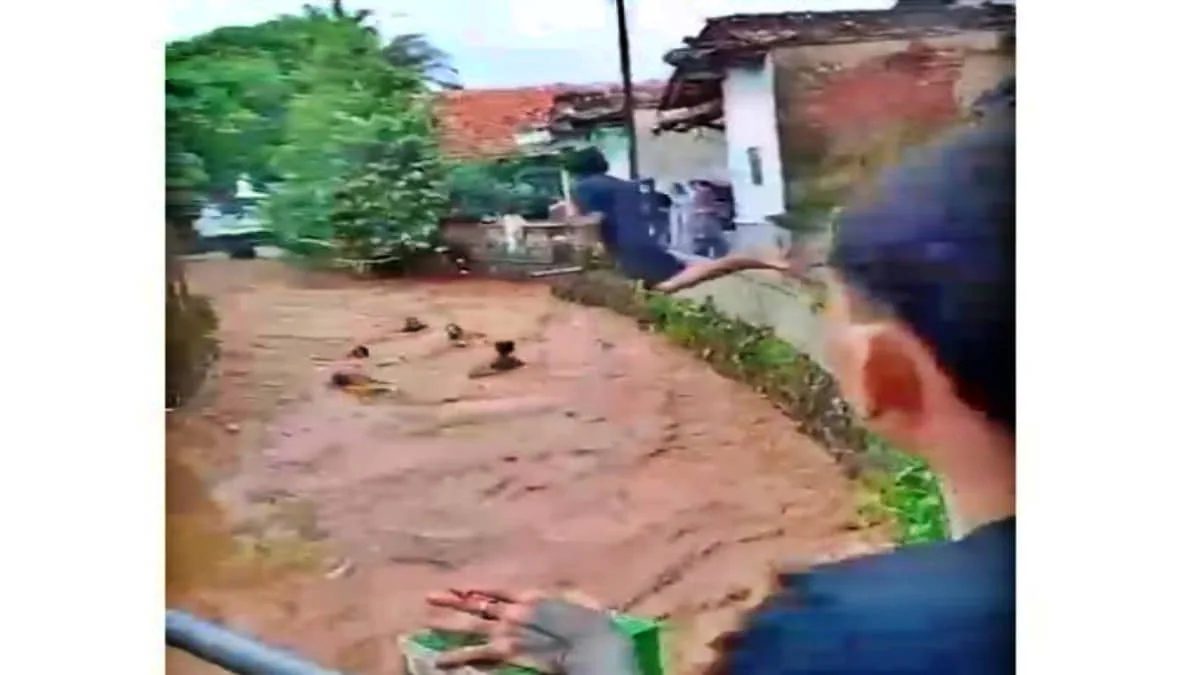 Tangkapan layar video upaya evakuasi korban yang terbawa hanyut di aliran Sungai Cibanjaran, Banjaran, Kabupaten Bandung, Jawa Barat. Foto: ist/@infotibanjaran