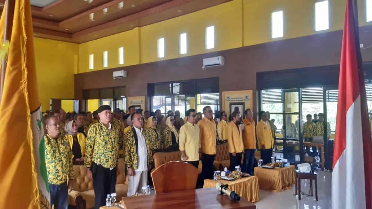 Ketua DPD Partai Golkar Jawa Barat Daniel Mutaqien Syafiudin (tengah depan) menegaskan pihaknya akan terus melakukan konsolidasi hingga akar rumput jelang tahun politik 2029. Foto: cep/trustjabar.com