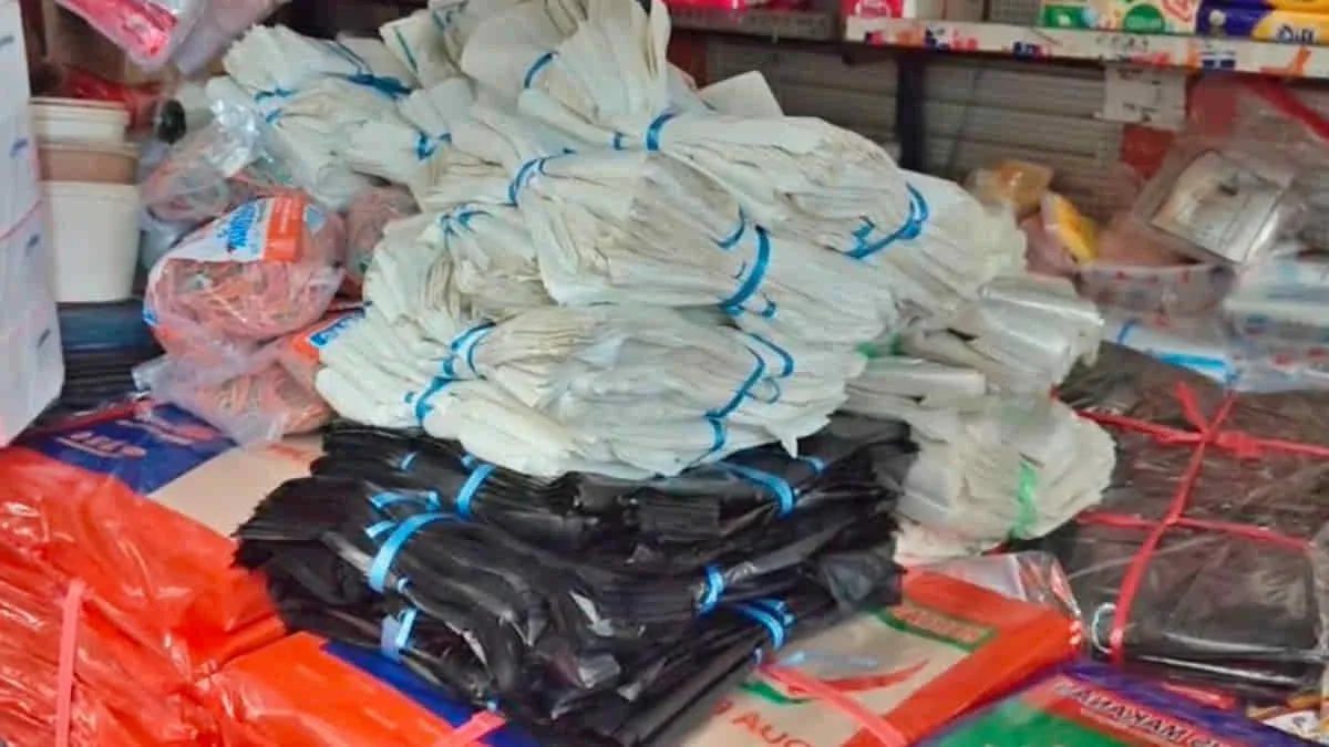 Akibat terjadinya konflik geopolitik di kawasan Timur Tengah, turut juga memengaruhi harga plastik yang melonjak tajam. Foto: ilustrasi/