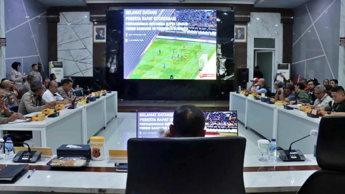 Rapat koordinasi persiapan pengamanan laga Persib menjamu Persebaya di Aula Mapolrestabes Bandung, Kota Bandung, Jawa Barat. Foto: Asep Awal/