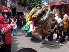 Tradisi Barongsai Meriahkan Pesta Rakyat HUT RI Ke-80  di Sekeloa, Kota Bandung