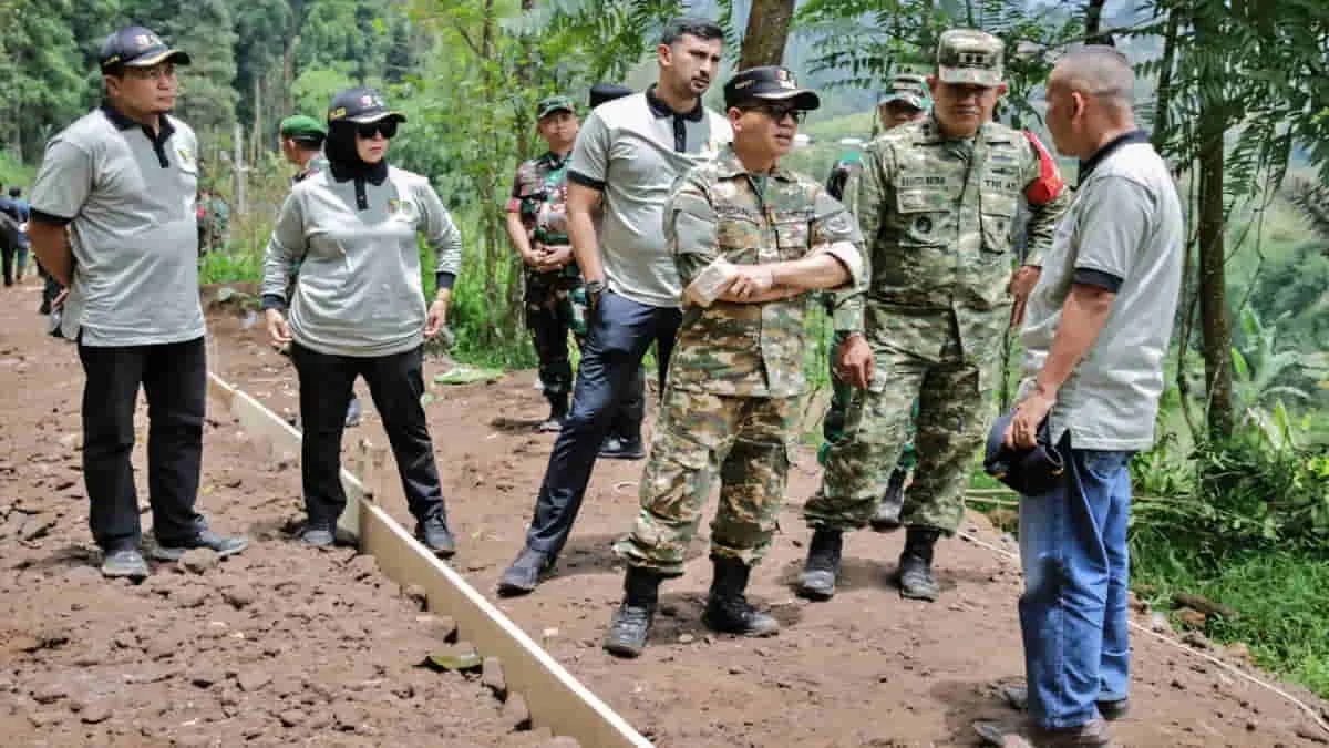 Bupati Bandung Dadang Supriatna saat meninjau lokasi pembangunan jalan beton di Desa Cipelah, Kabupaten Bandung, Jawa Barat. Pemkab Bandung mengalokasikan Rp 10 miliar untuk membangun jalan beton di Cipelah, sepanjang 1,5 kilometer ini. Pelaksanaan pembangunan jalan ini melalui program TMMD Reguler ke-127. Foto: Diskominfo