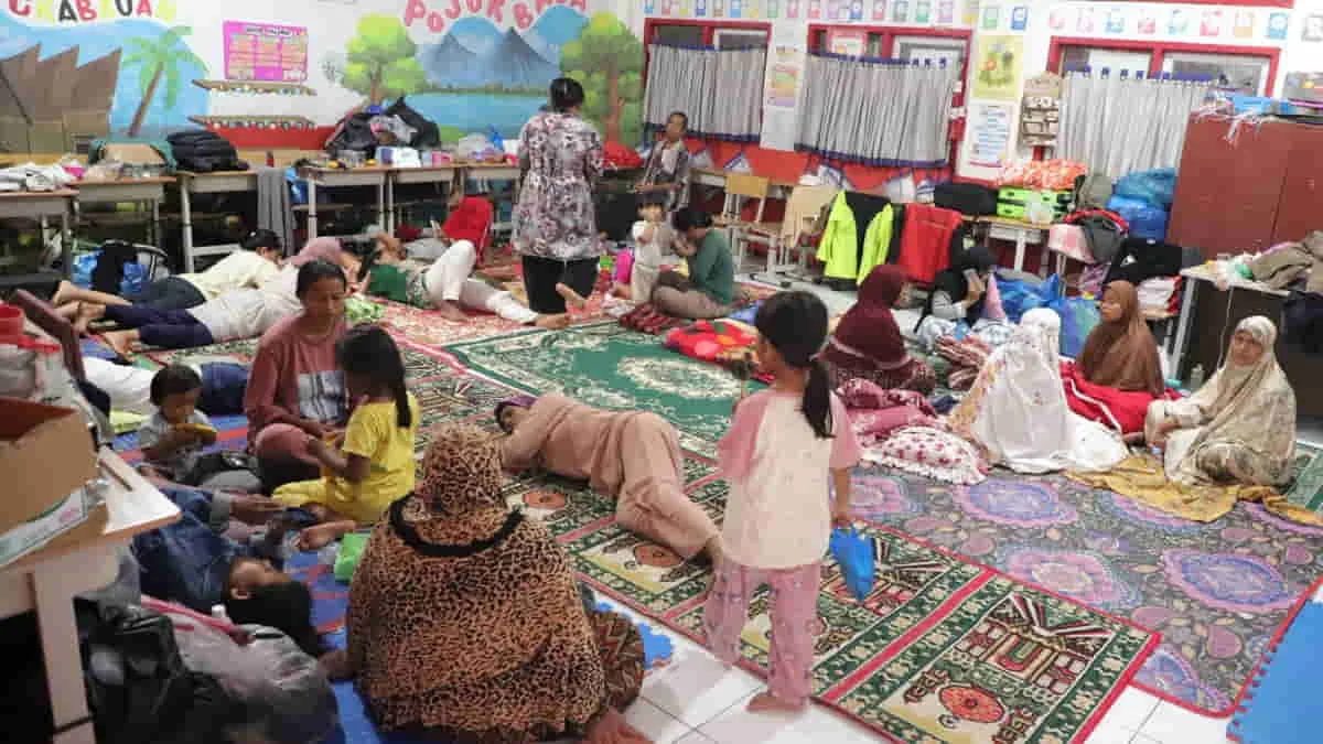 Pengungsi sedang beristirahat di lokasi pengungsian yang terletak di SDN 02 Cupak Tangah, Kecamatan Pauh, Kota Padang, Jumat (28/11/2025). Foto: BNPB