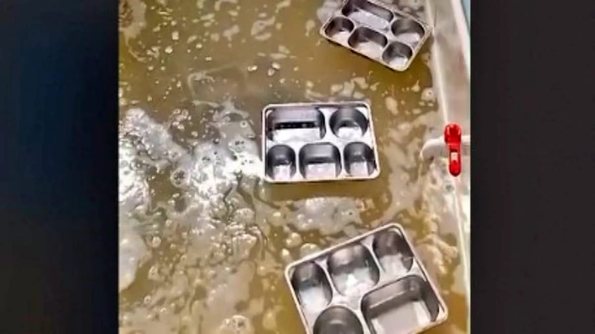 Tangkapan layar video pencucian food tray di salah satu SPPG di Bandung Barat, Jawa Barat, yang viral di media sosial. Foto: ist/