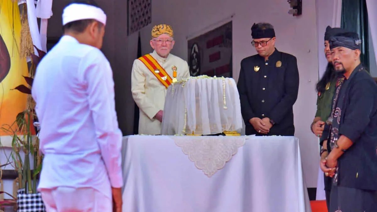 Gubernur Jawa Barat Dedi Mulyadi menyerahkan kembali Pusaka Mahkota Binokasih kepada pihak Keraton Sumedang Larang setelah pelaksanaan Kirab Milangkala Tatar Sunda ke sembilan kota/kabupaten selesai. Foto: Diskominfo Jabar/