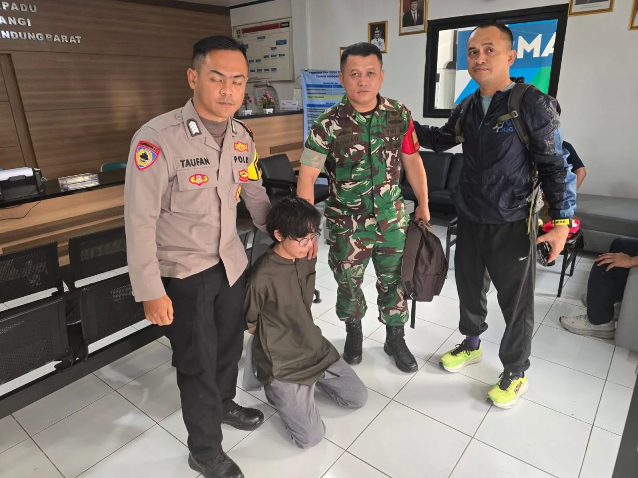 Terduga pelaku M (15) usai diamankan dua Serdik Sespimma usai menyerang sopir Grab di Lembang, Senin (24/08/2026) sore.