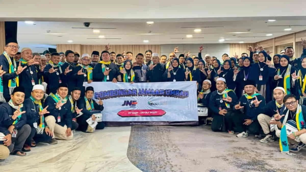 JNE menggratiskan 1.643 karyawan dan keluarganya berangkat umrah ke Tanah Suci. Foto: ist/