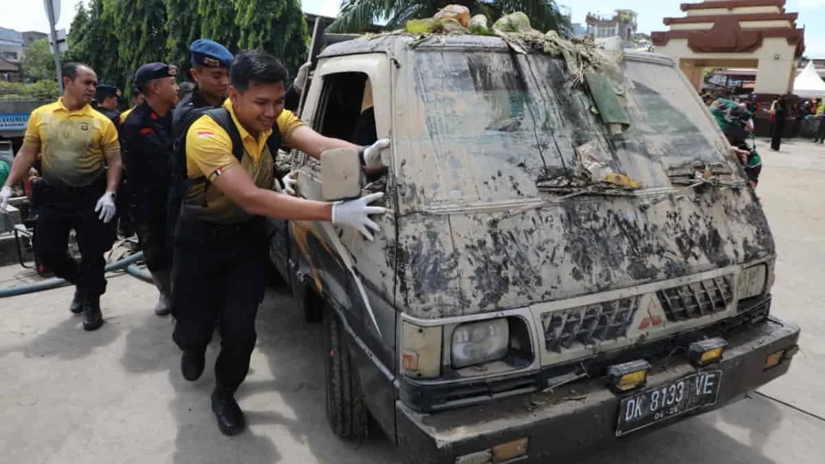 Petugas gabungan berhasil mengeluarkan mobil yang terjebak di basement Pasar Badung saat banjir menerjang beberapa kawasan di Bali. Foto: BNPB