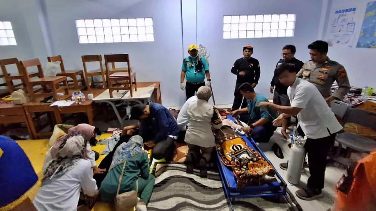 Kejadian keracunan masal MBG yang sempat dialami ratusan siswa di SMKN 1 Cihampelas, Bandung Barat, Jawa Barat, sehingga sebagian harus dirujuk ke puskesmas dan RSUD Cililin. Setelah insiden itu terjadi berlalu beberapa hari, tersiar kabar seorang siswi SMKN 1 Cihampelas meninggal seusai mengalami kejang-kejang. Foto: Adi/trustjabar