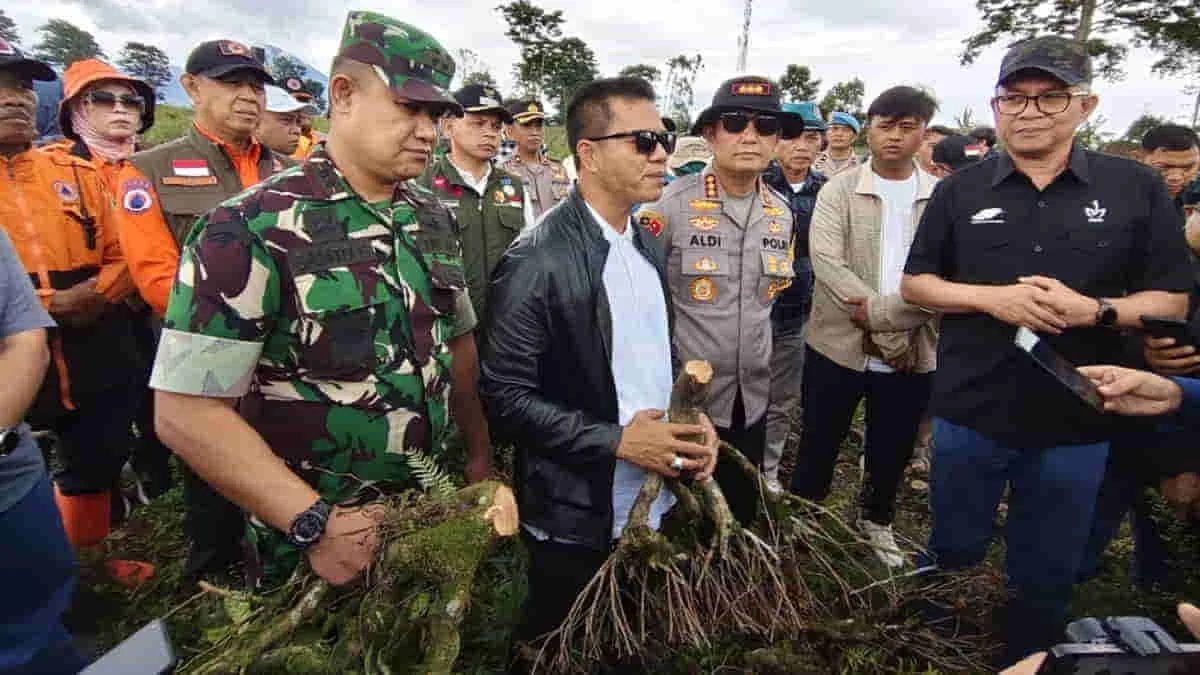Bupati Bandung Dadang Supriatna (jaket hitam, baju putih) saat meninjau lokasi pembabatan kebun teh di Pangalengan, Kabupaten Bandung, Jawa Barat, beberapa waktu lalu. Jamparing Institute menilai, kerusakan lingkungan yang terjadi saat ini di Kabupaten Bandung, menurunkan kondisi alam dan memicu terjadinya bencana. Foto: ist/Diskominfo Pemkab Bandung