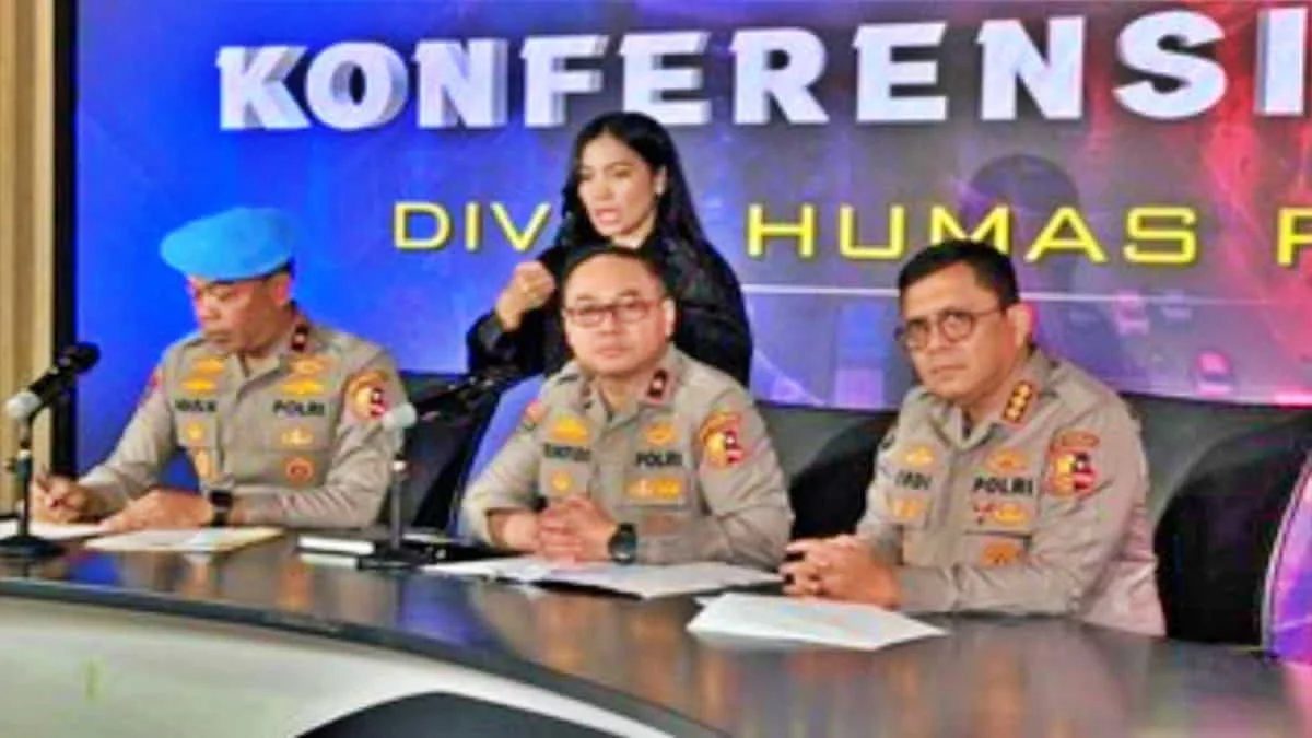 Dua oknum anggota Brimob dalam tragedi Pejompongan, terancam sanksi PTDH. Hal itu terungkap dalam konferensi pers di Divisi Humas Polri, Senin (1/9/2025). Foto: ist/