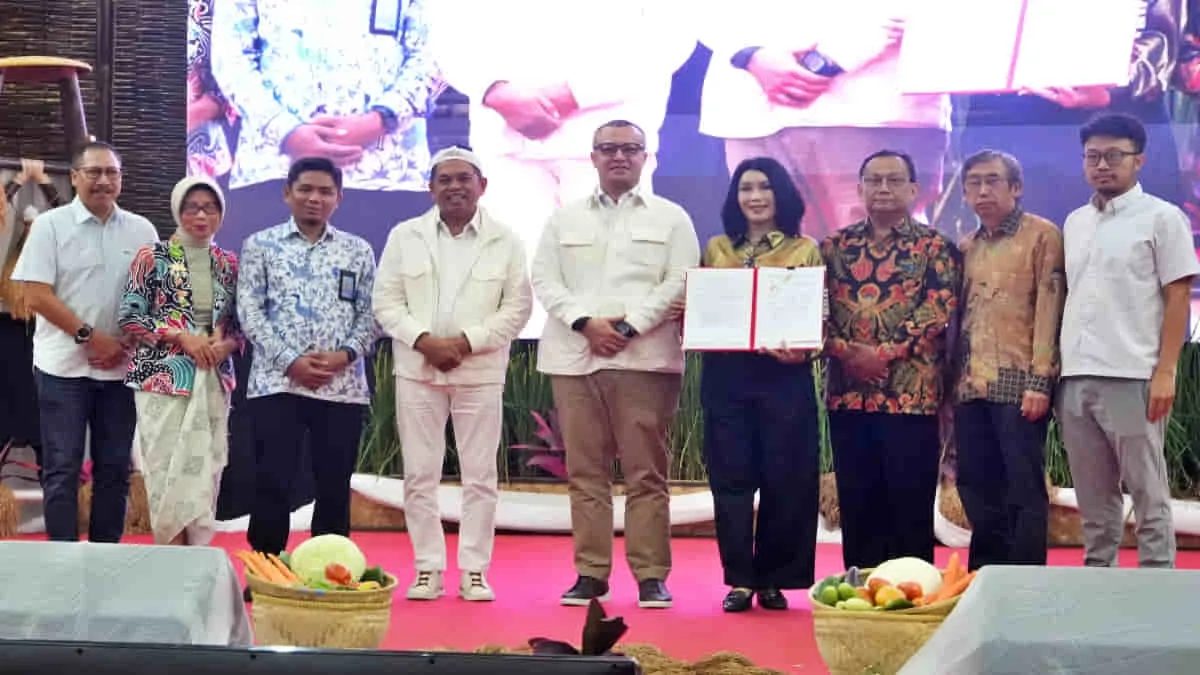 Penandatangan Komitmen Bersama tentang Pengembangan Industri Inklusif, Berdaya Saing, dan Berkelanjutan di Jawa Barat. Pemprov mengklaim sektor industri menjadi tulang punggung pertumbuhan ekonomi. Foto: istimewa/